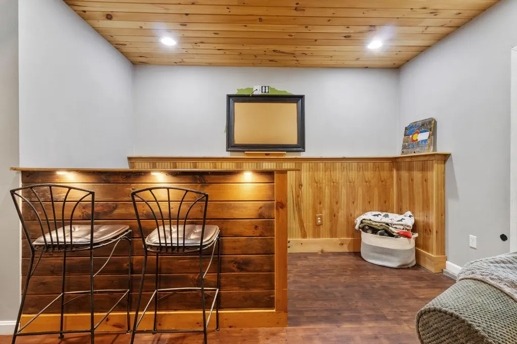 20 Swans Road Raymond ME 04071
