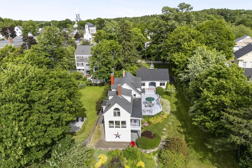 19 Water Street Damariscotta ME 04543