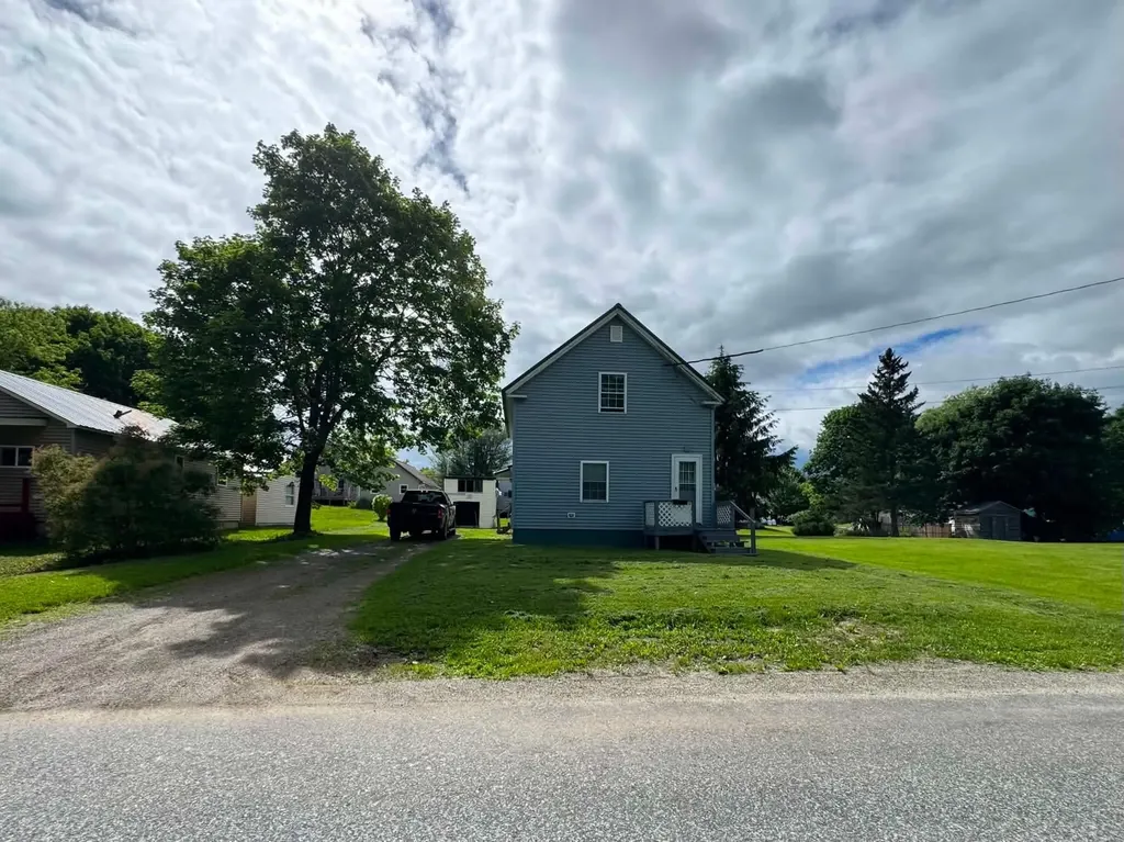 9 Perry Street Lincoln ME 04457