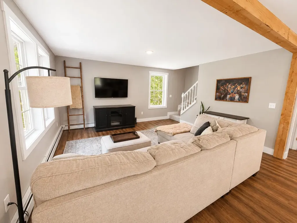 16 Escott Way Naples ME 04055
