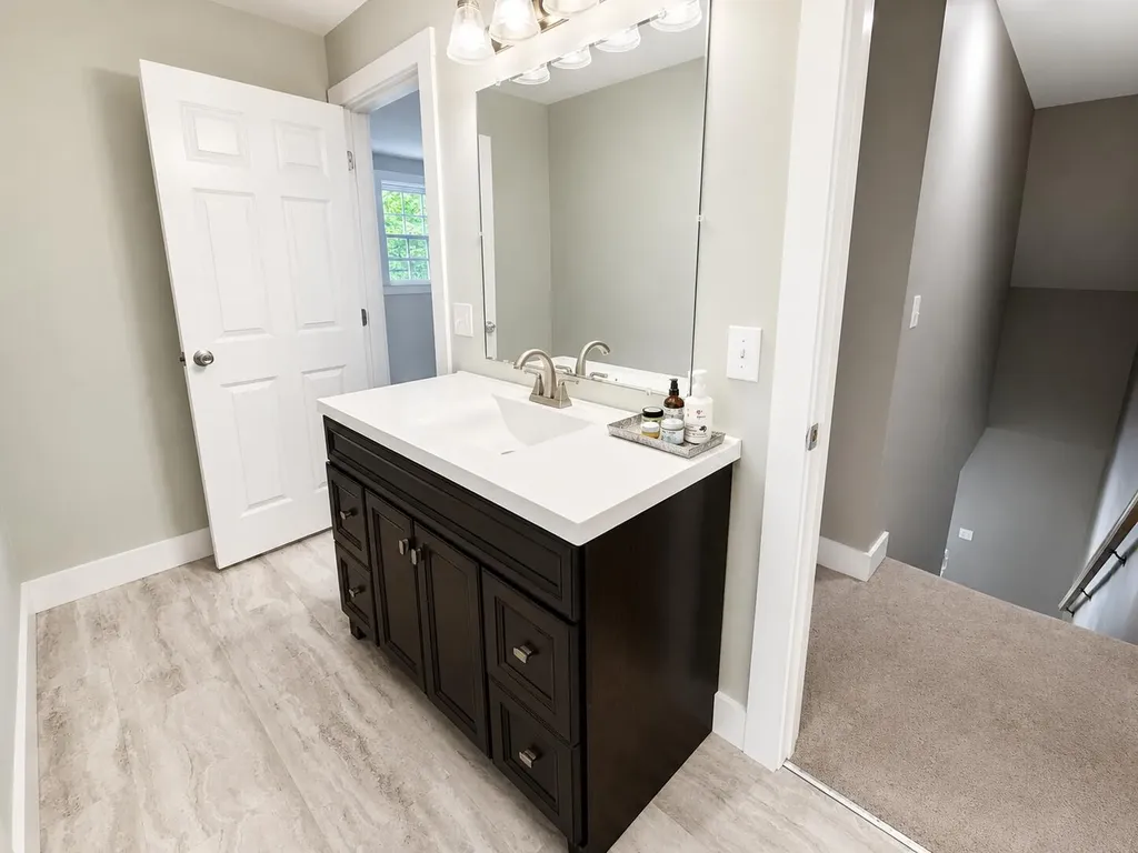 16 Escott Way Naples ME 04055