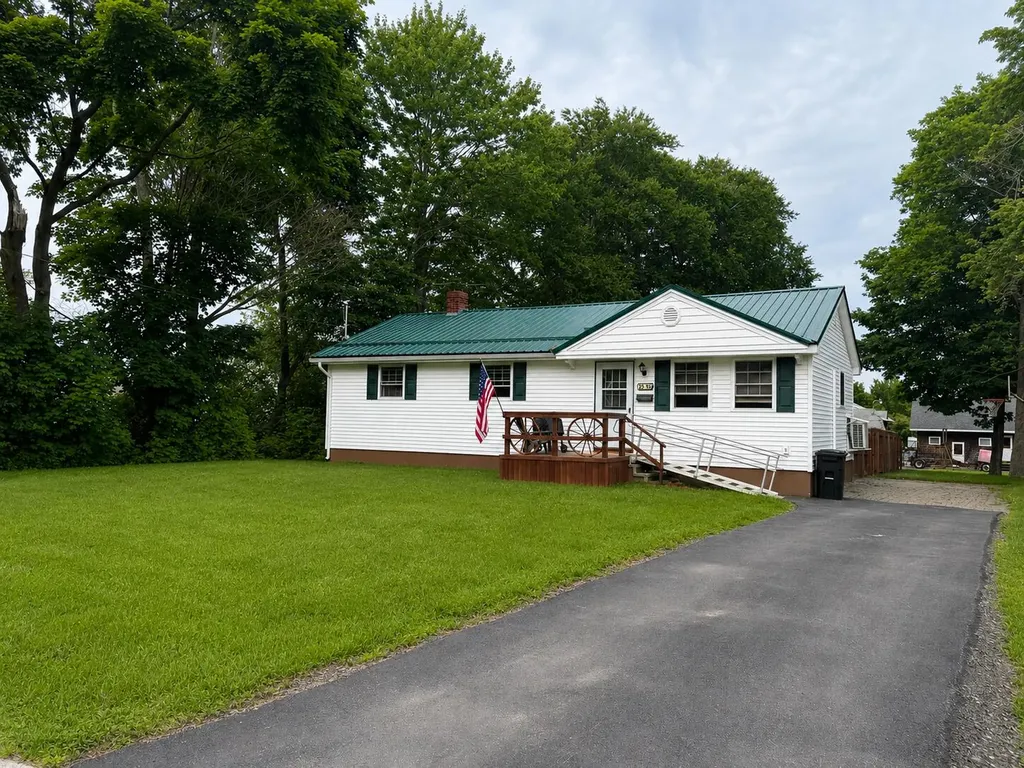 25 1/2 Elm Street East Millinocket ME 04430