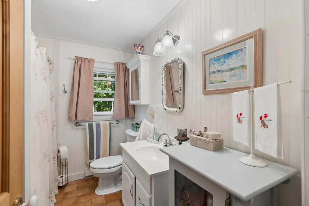 28 Beach Avenue Long Island ME 04050