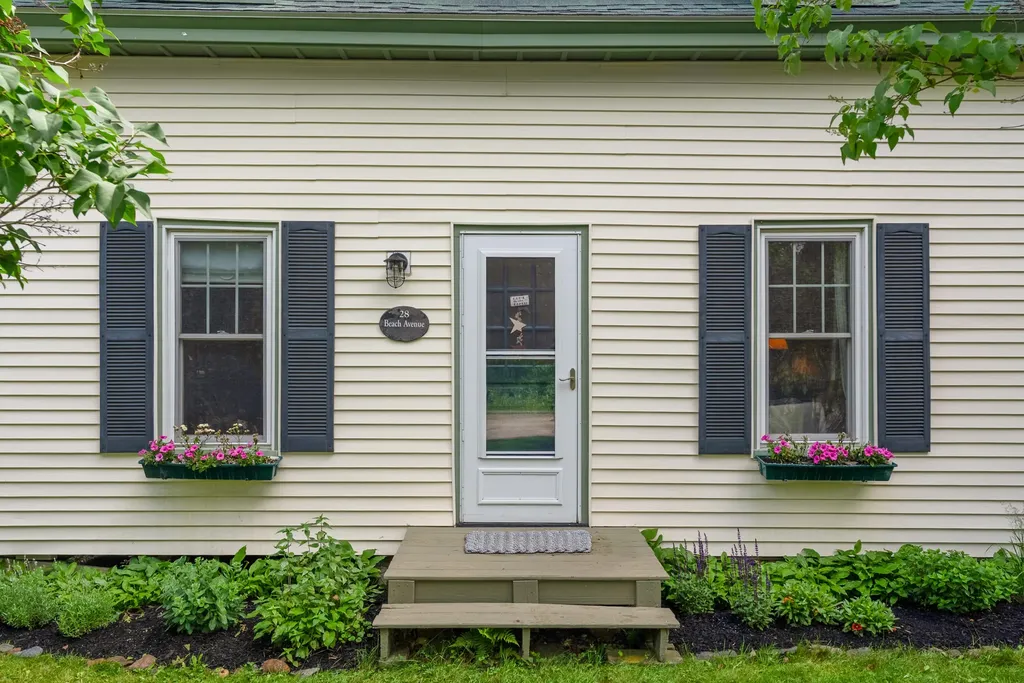 28 Beach Avenue Long Island ME 04050