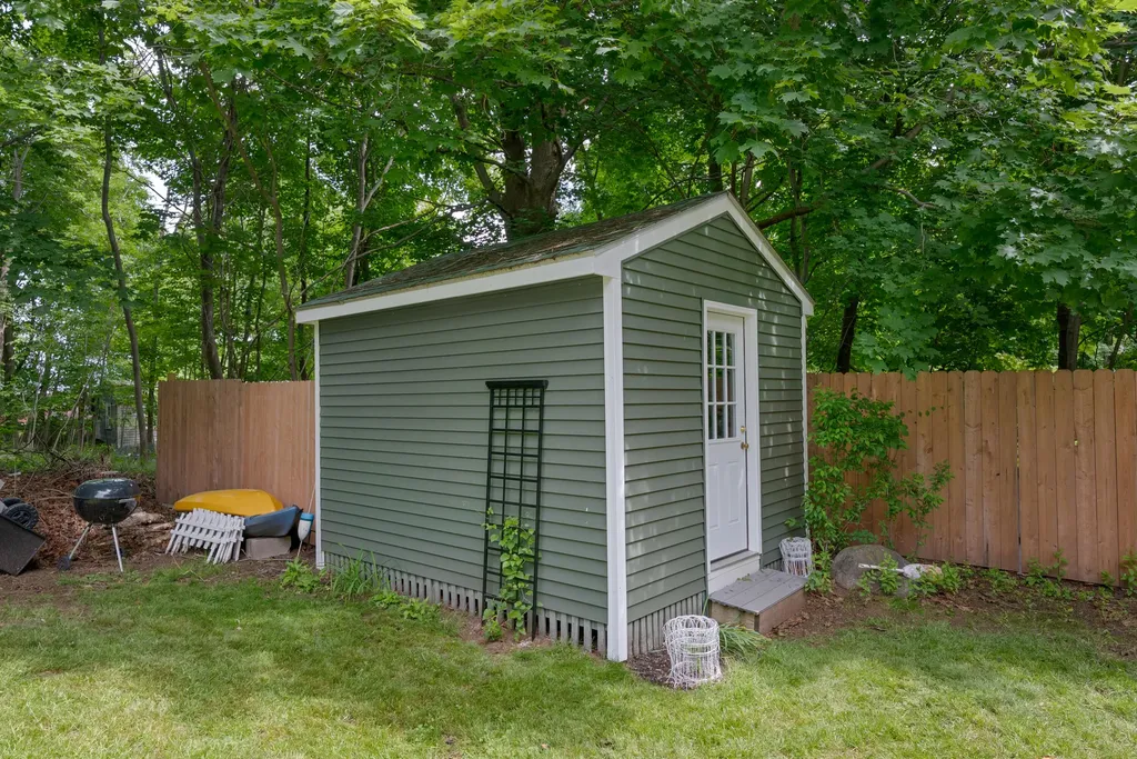 28 Beach Avenue Long Island ME 04050