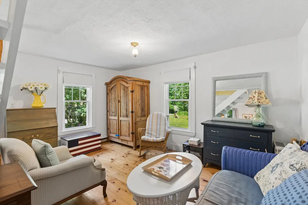 28 Beach Avenue Long Island ME 04050