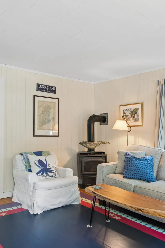 28 Beach Avenue Long Island ME 04050