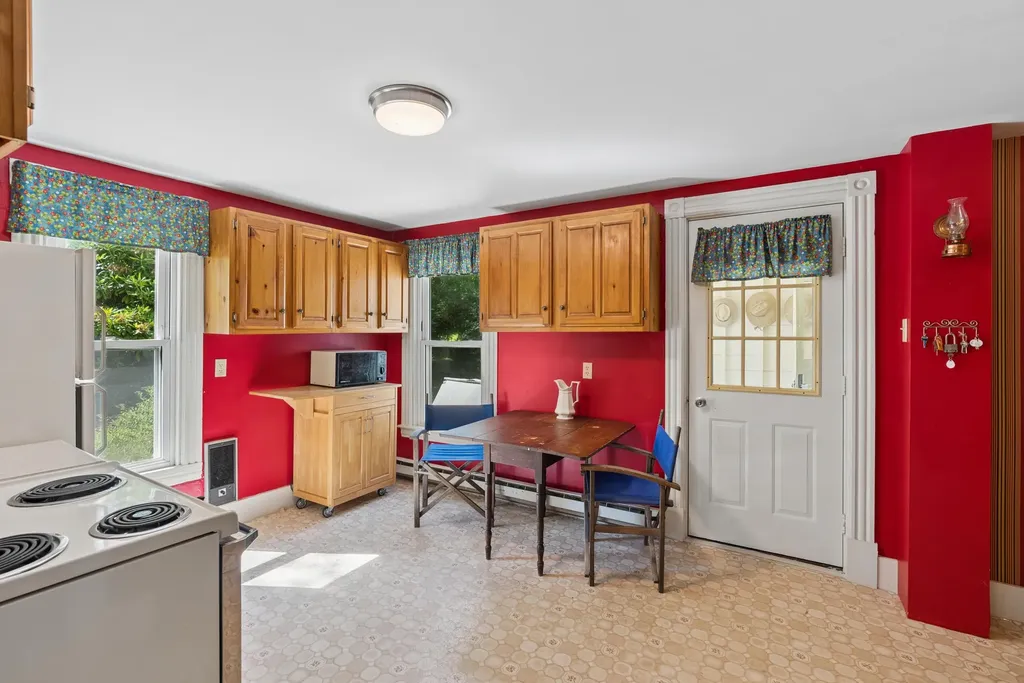 21 Beach Avenue Long Island ME 04050