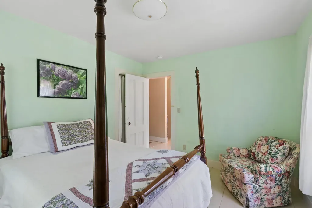21 Beach Avenue Long Island ME 04050