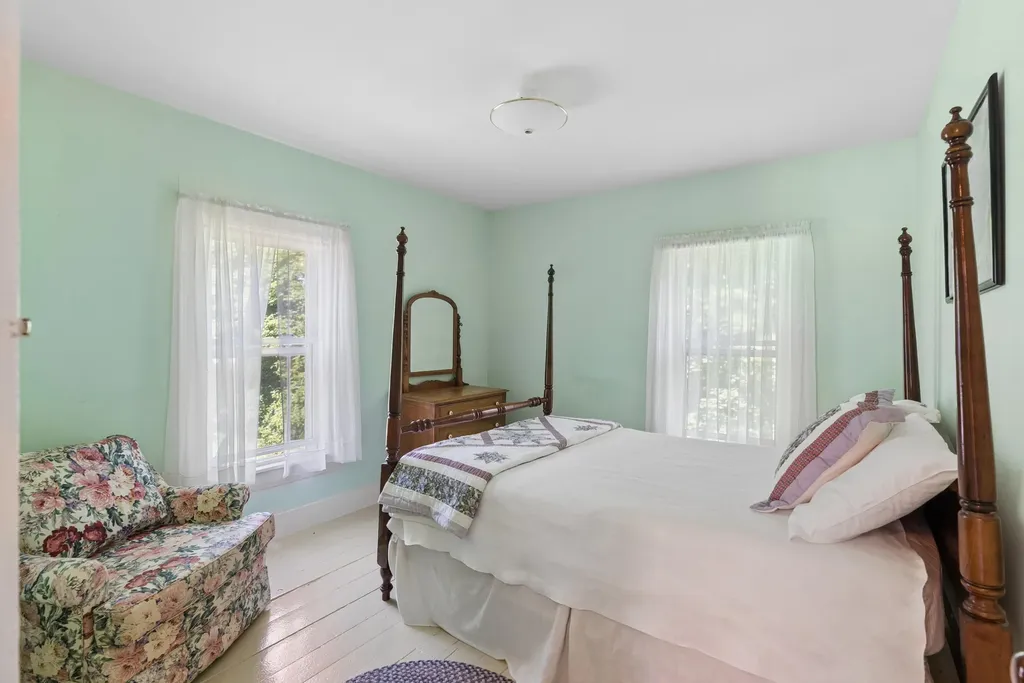 21 Beach Avenue Long Island ME 04050