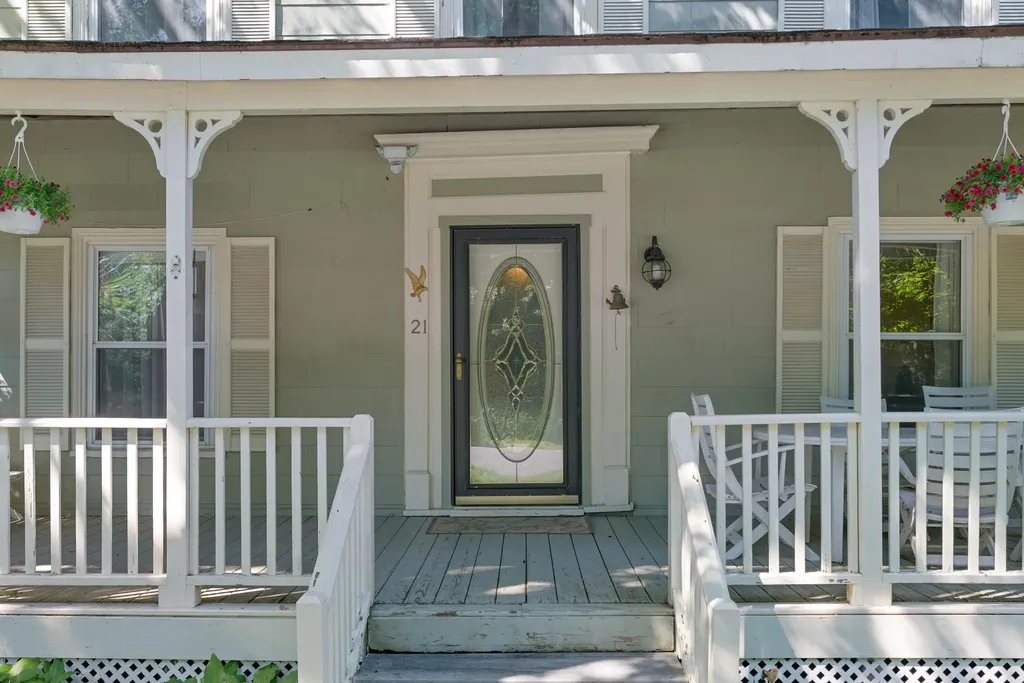 21 Beach Avenue Long Island ME 04050