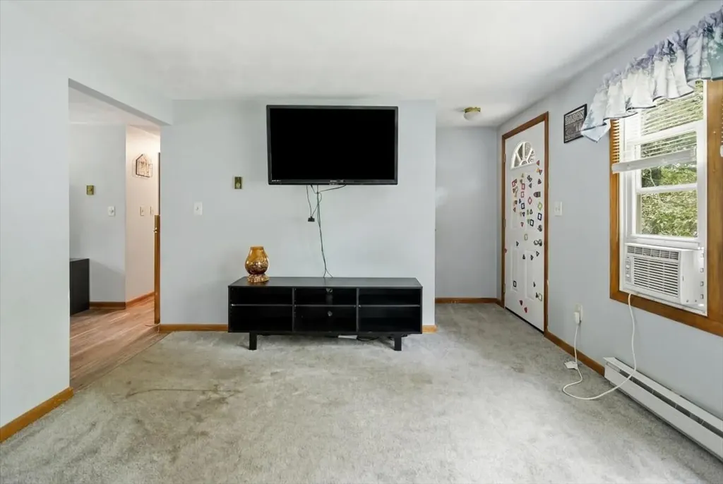 7 Boulder Avenue Paris ME 04281