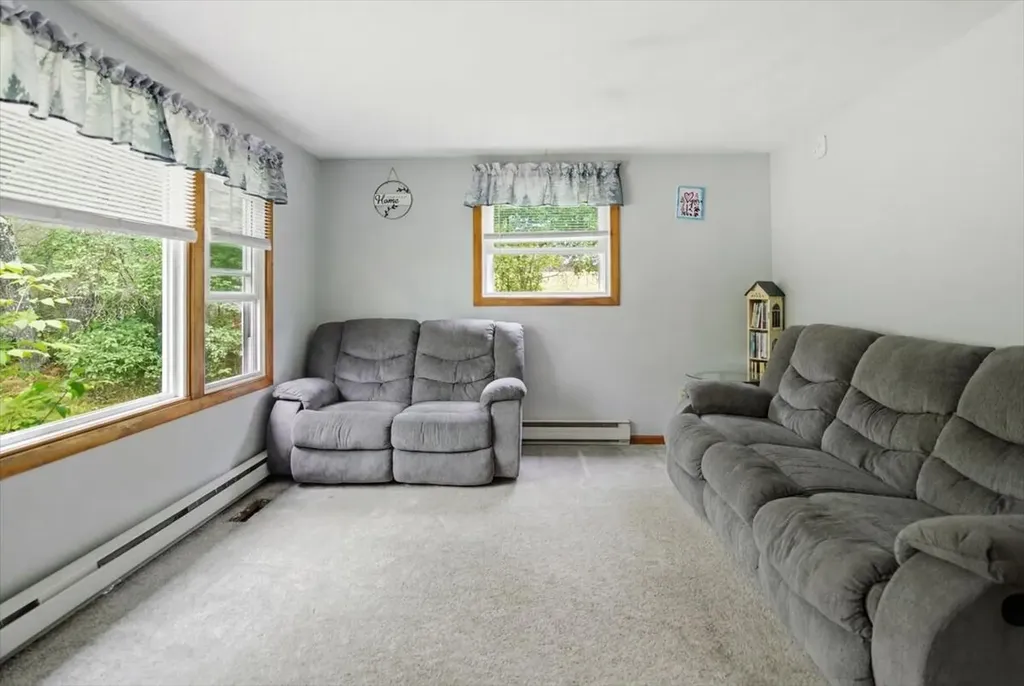 7 Boulder Avenue Paris ME 04281