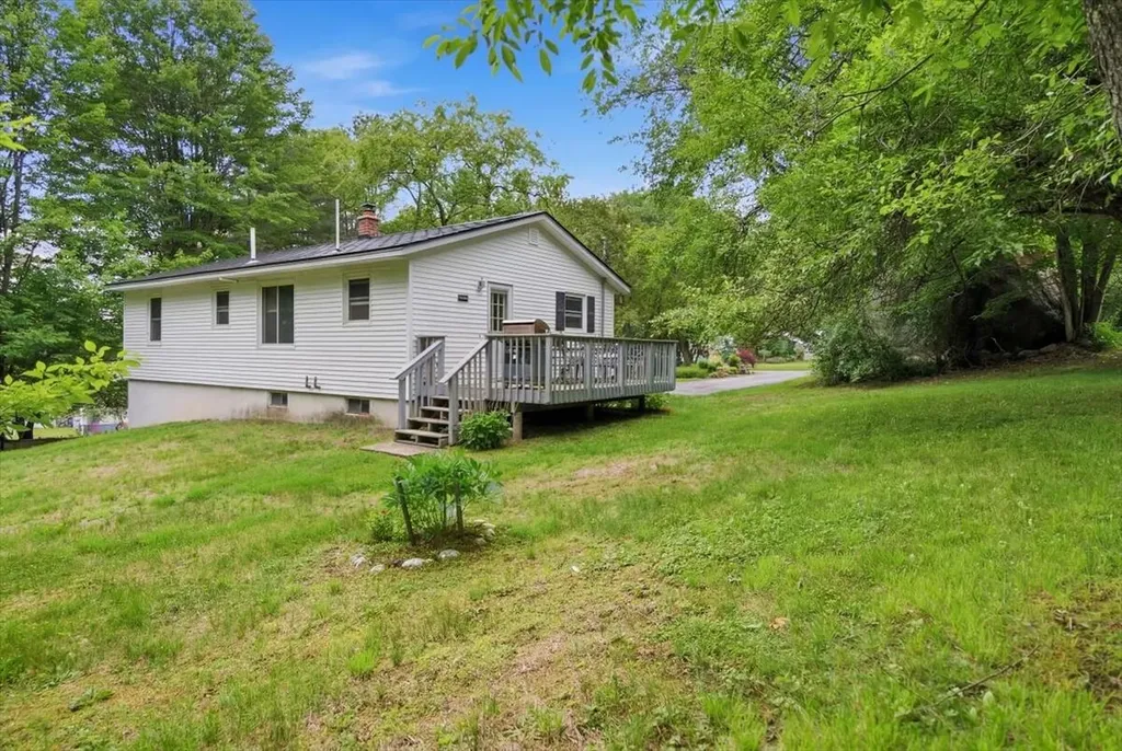 7 Boulder Avenue Paris ME 04281
