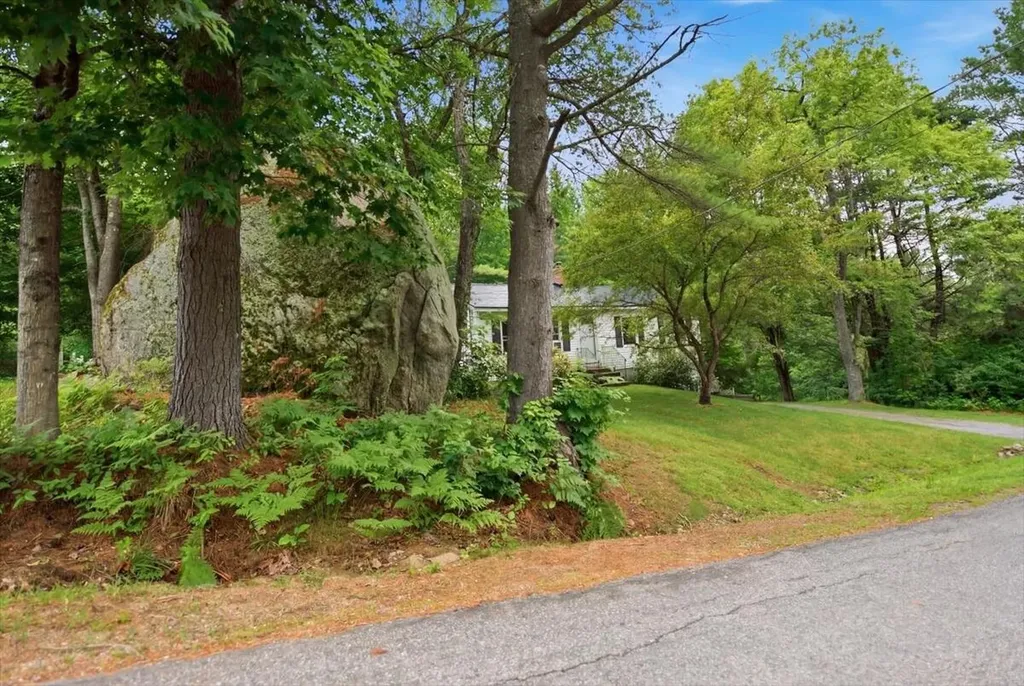 7 Boulder Avenue Paris ME 04281
