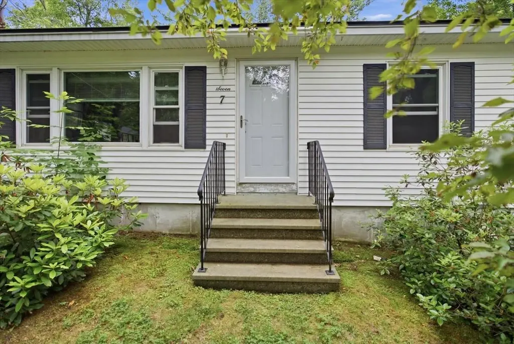 7 Boulder Avenue Paris ME 04281