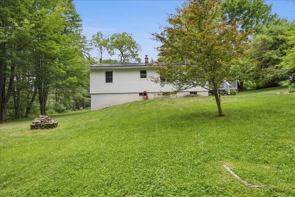 7 Boulder Avenue Paris ME 04281