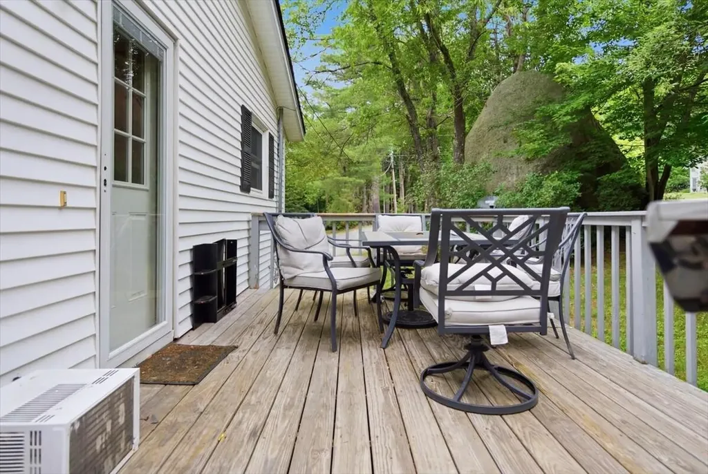 7 Boulder Avenue Paris ME 04281
