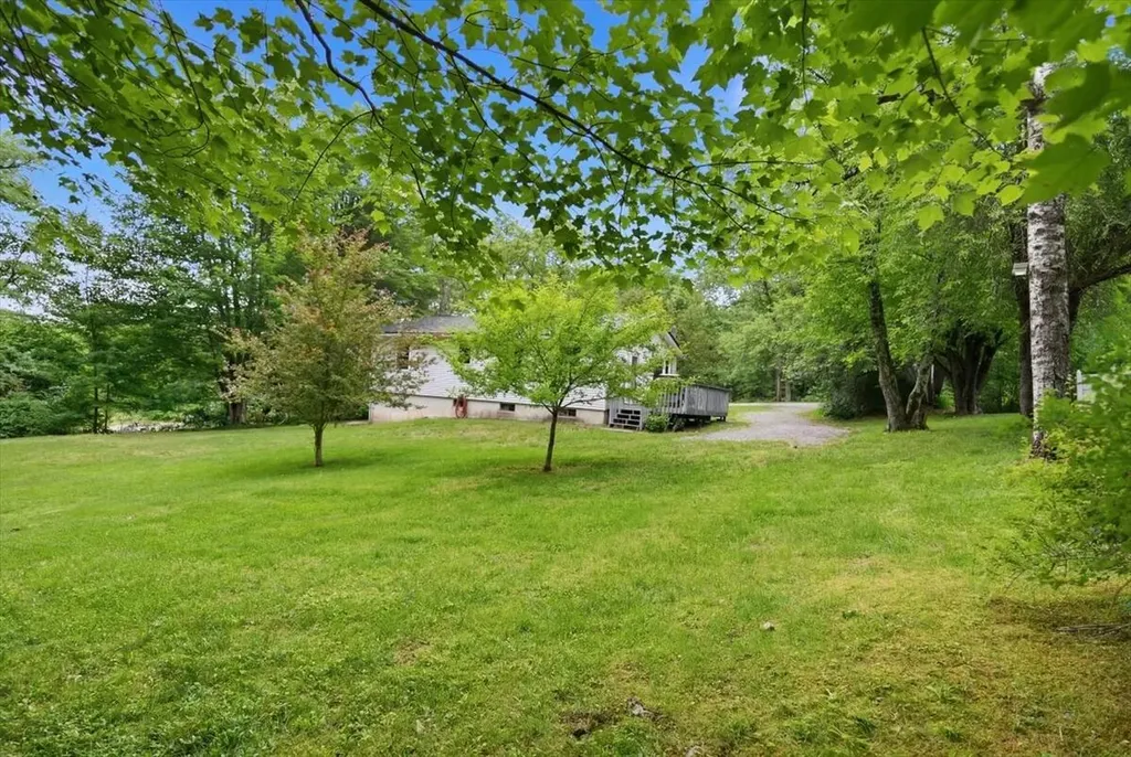 7 Boulder Avenue Paris ME 04281