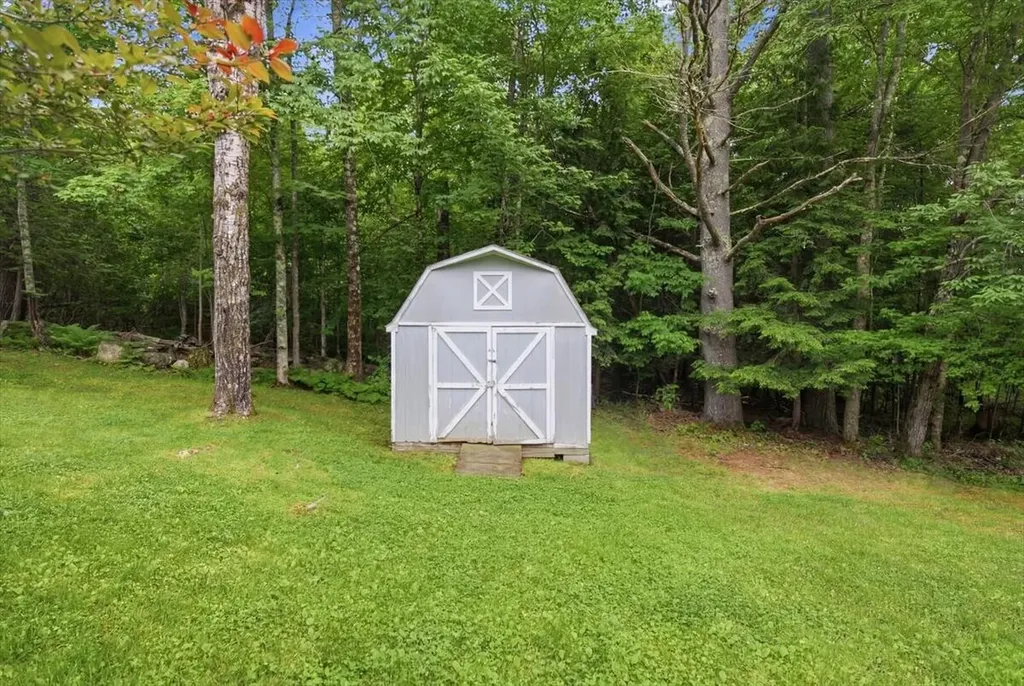 7 Boulder Avenue Paris ME 04281