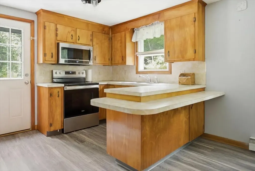 7 Boulder Avenue Paris ME 04281
