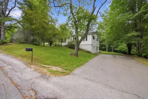 7 Boulder Avenue Paris ME 04281