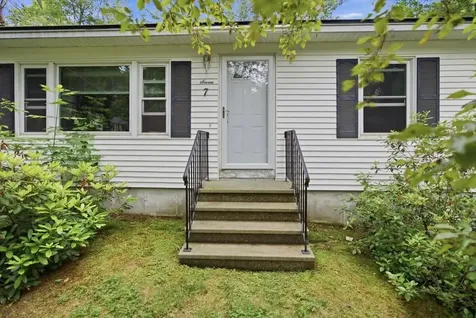 7 Boulder Avenue Paris ME 04281