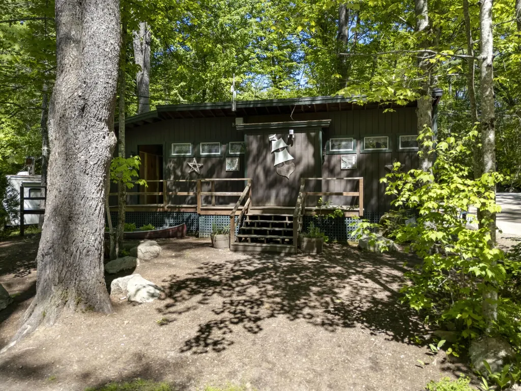 1 Colonial Mast Road Naples ME 04055