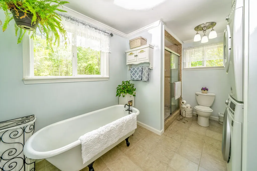 105 Perry Greene Hill Road Waldoboro ME 04572