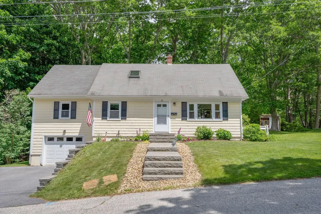 15 Oakwood Road Cape Elizabeth ME 04107
