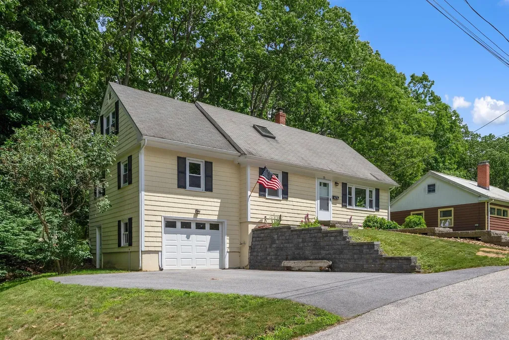 15 Oakwood Road Cape Elizabeth ME 04107