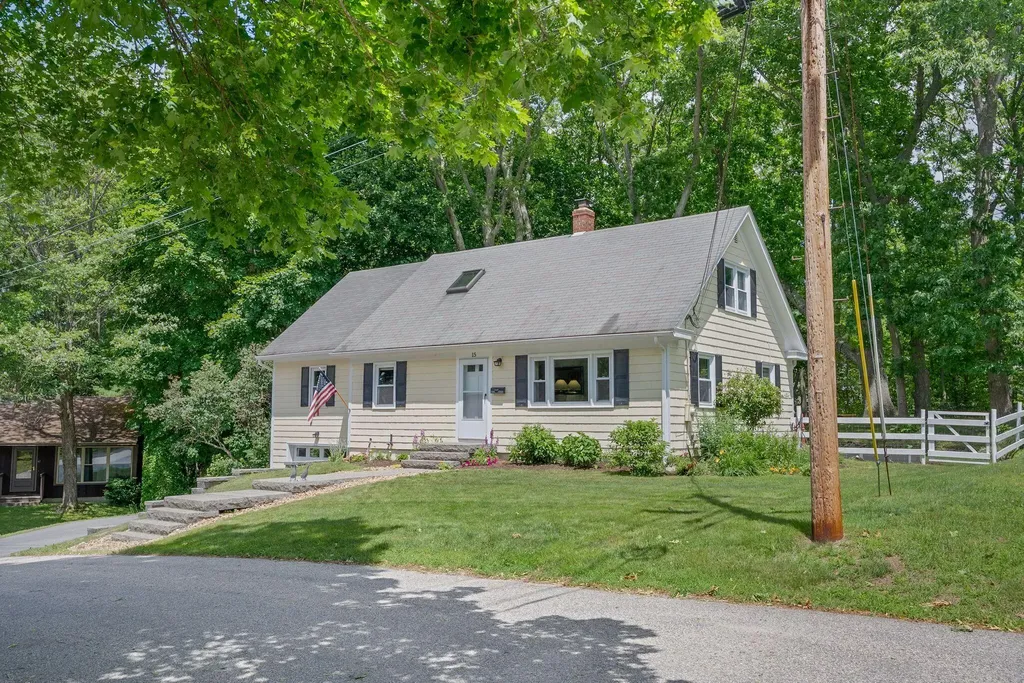 15 Oakwood Road Cape Elizabeth ME 04107