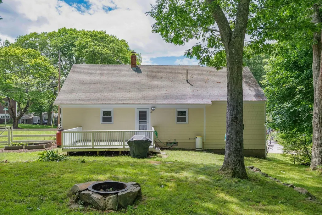 15 Oakwood Road Cape Elizabeth ME 04107