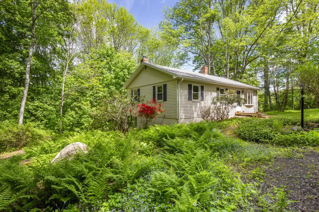 19 Robin Road Edgecomb ME 04556