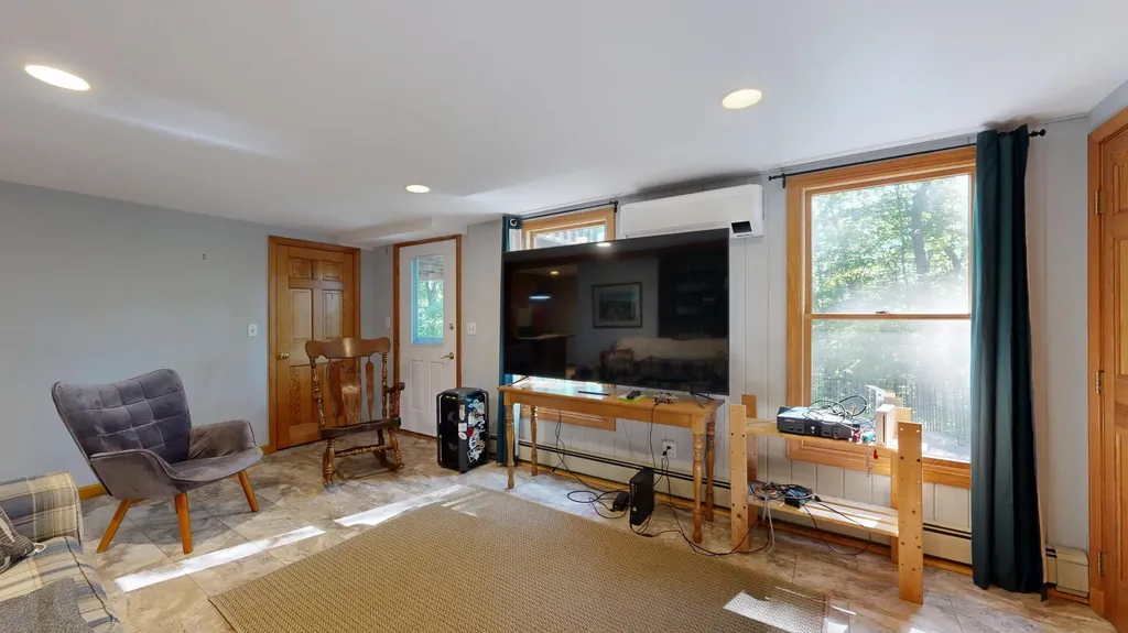 25 Delcliffe Lane Lewiston ME 04240