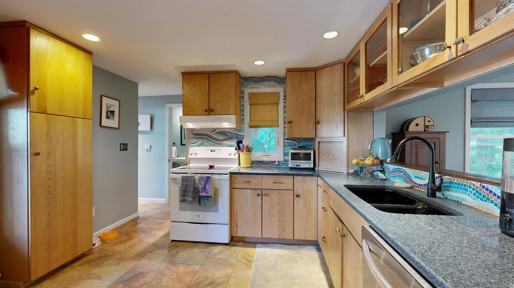 25 Delcliffe Lane Lewiston ME 04240