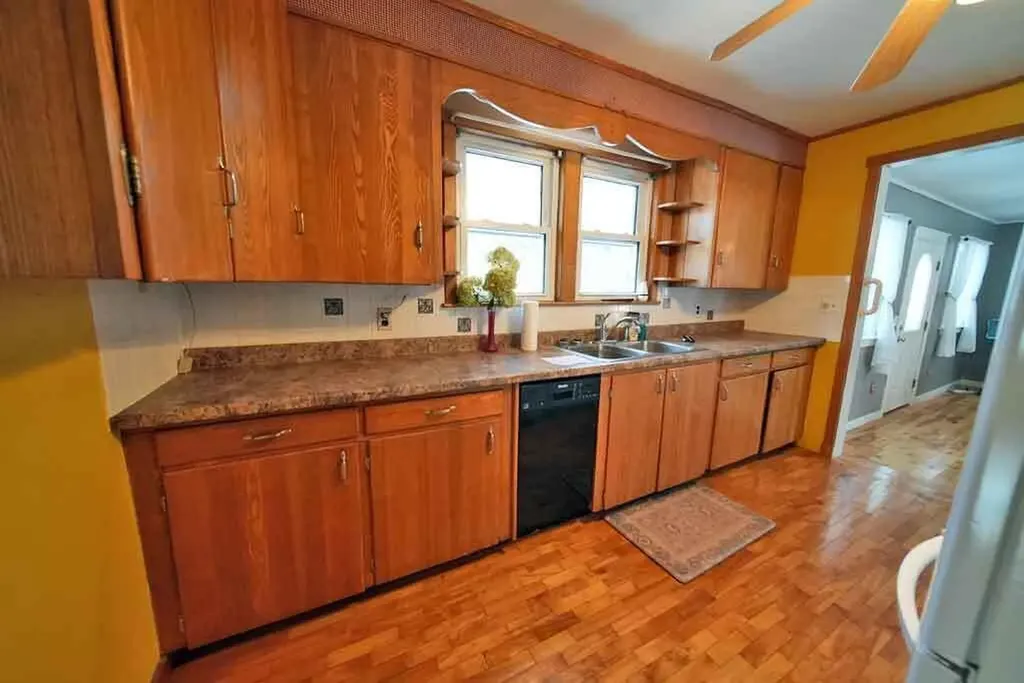 20 Cleaves Street Crystal ME 04747
