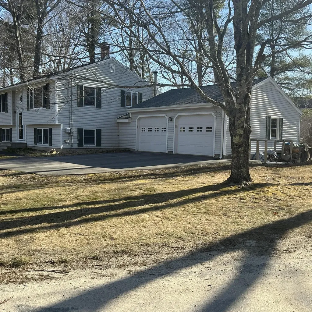 1 Carolyn Street Topsham ME 04086