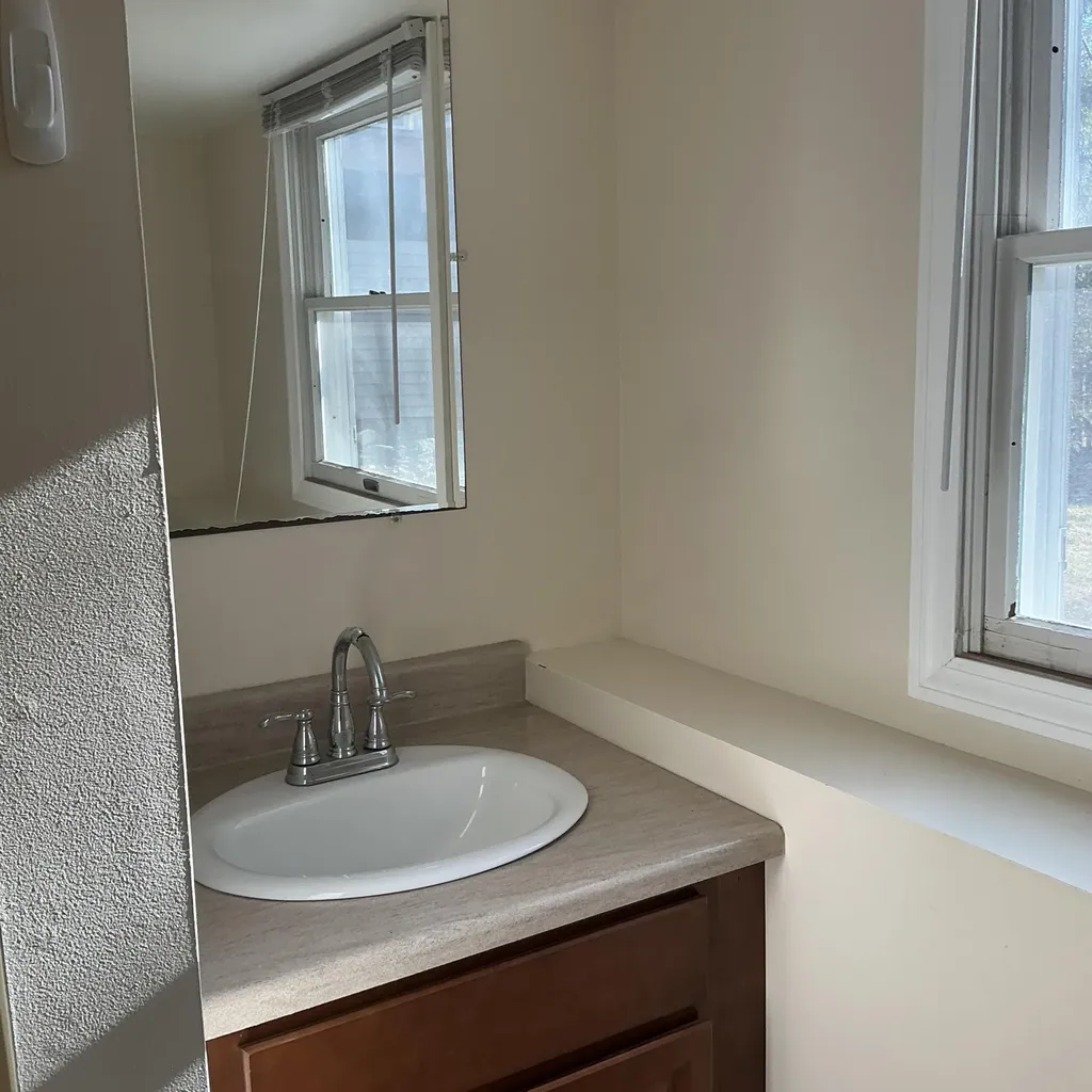 1 Carolyn Street Topsham ME 04086