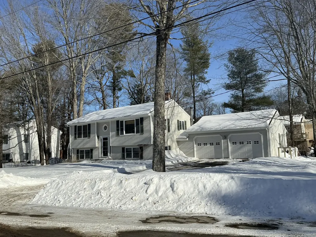 1 Carolyn Street Topsham ME 04086