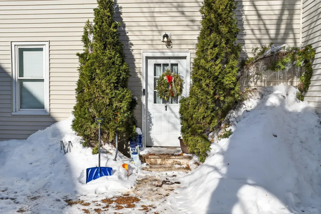 22 Summer St Rear Lewiston ME 04240