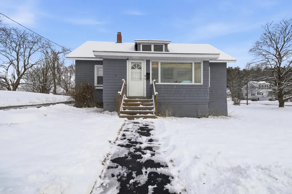 13 Longwood Avenue Augusta ME 04330