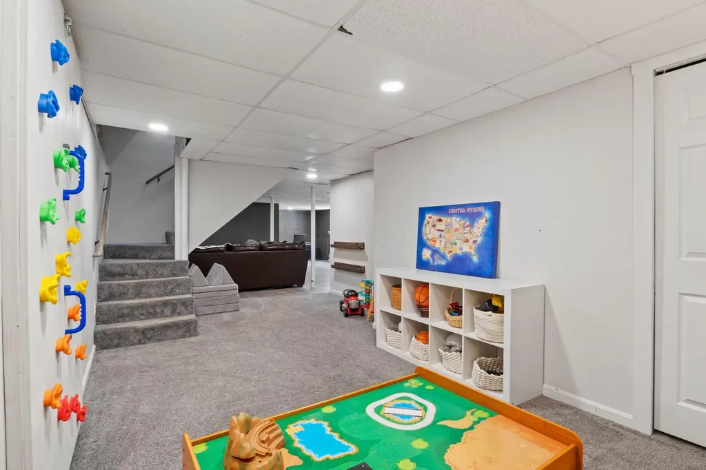 15 Monroe Drive Naples ME 04055