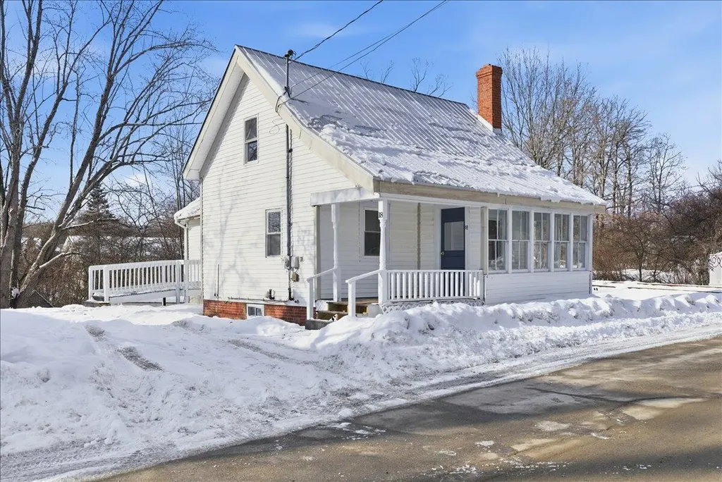 18 Lincoln Street Richmond ME 04357