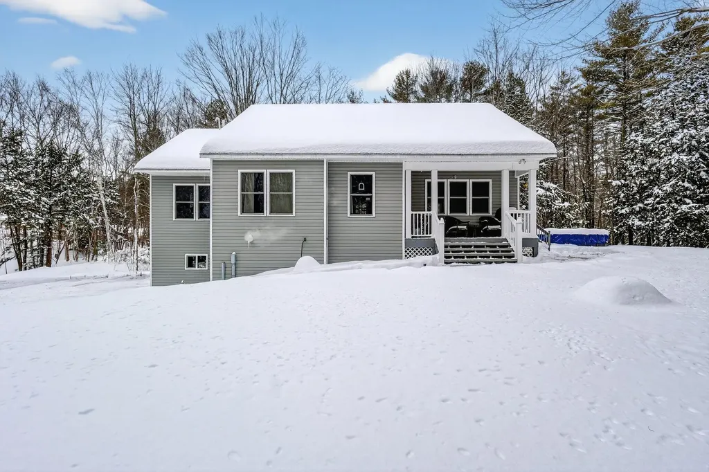 1525 Roosevelt Trail Raymond ME 04071