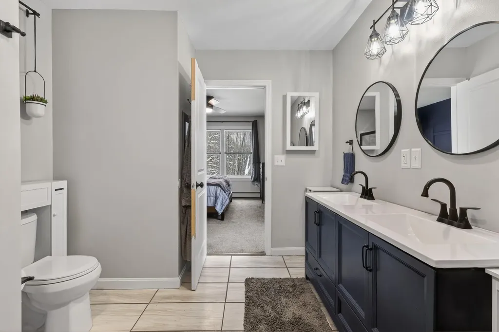 1525 Roosevelt Trail Raymond ME 04071