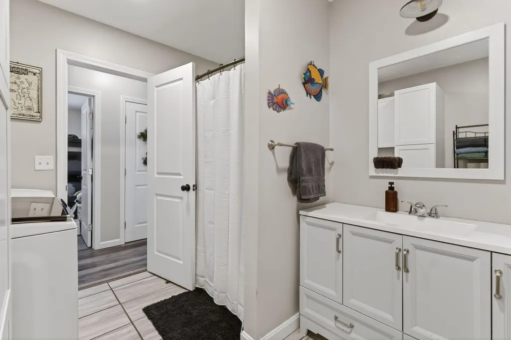 1525 Roosevelt Trail Raymond ME 04071