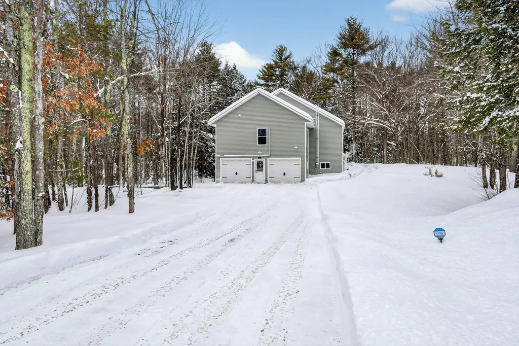 1525 Roosevelt Trail Raymond ME 04071