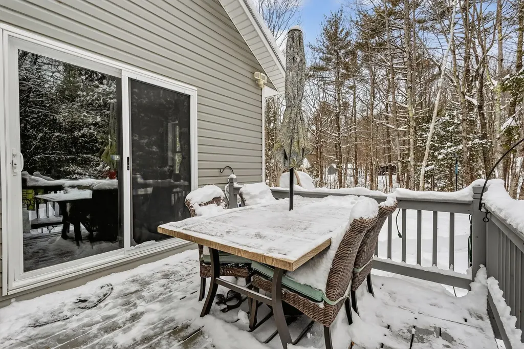 1525 Roosevelt Trail Raymond ME 04071