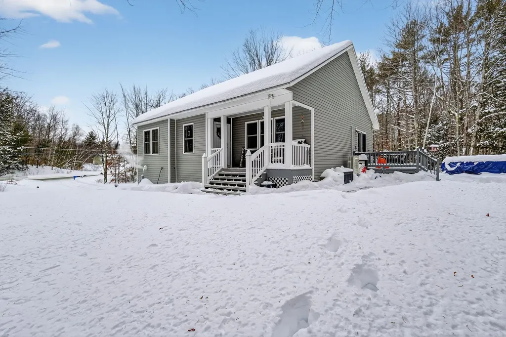 1525 Roosevelt Trail Raymond ME 04071